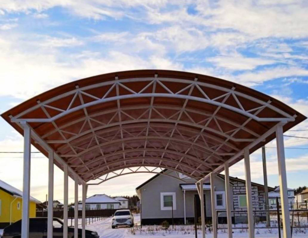 Полузакрытый навес с крышей из поликарбоната