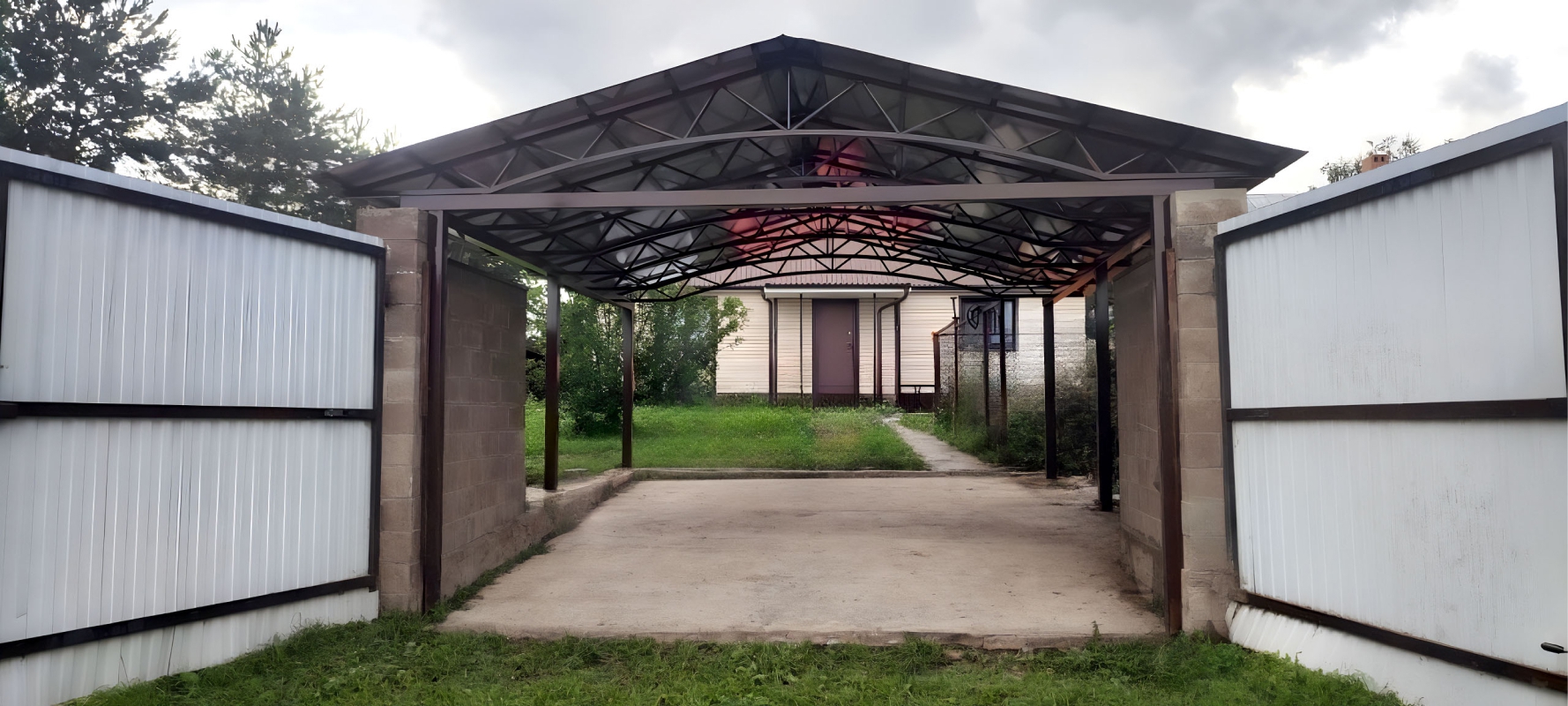 Полузакрытый навес с крышей из поликарбоната