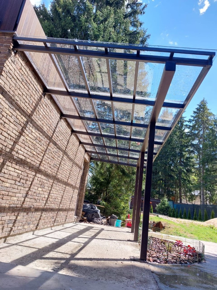 Односкатный навес-пристрой к дому из монолитного поликарбоната Навес-пристрой к дому из монолитного поликарбоната